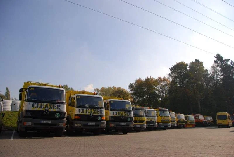 Flota samochodów Cleaner na placu firmy w Elblągu