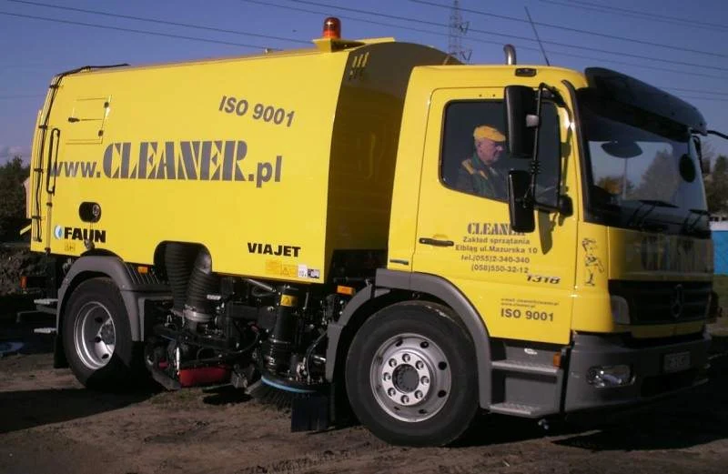 Żółta zamiatarka Cleaner podczas pracy