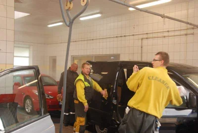 Ręczne mycie samochodu w myjni Cleaner
