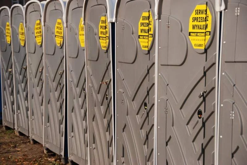 Rząd przenośnych kabin sanitarnych Cleaner