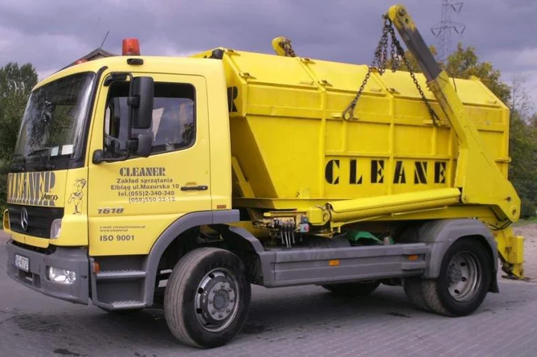 Samochód Cleaner przewożący kontener