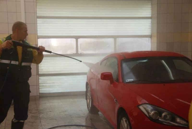 Samochód na stanowisku myjni Cleaner